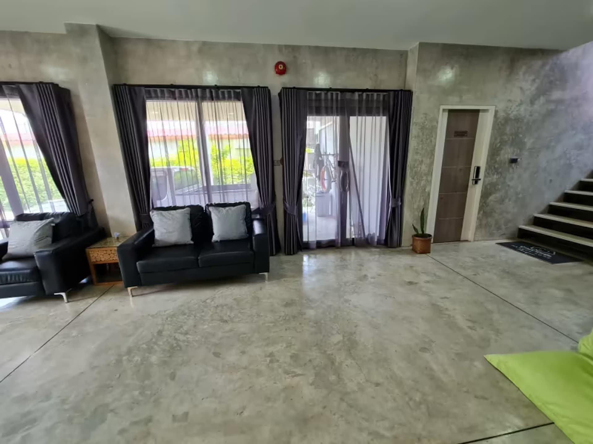 6 Bedroom House - Image 8