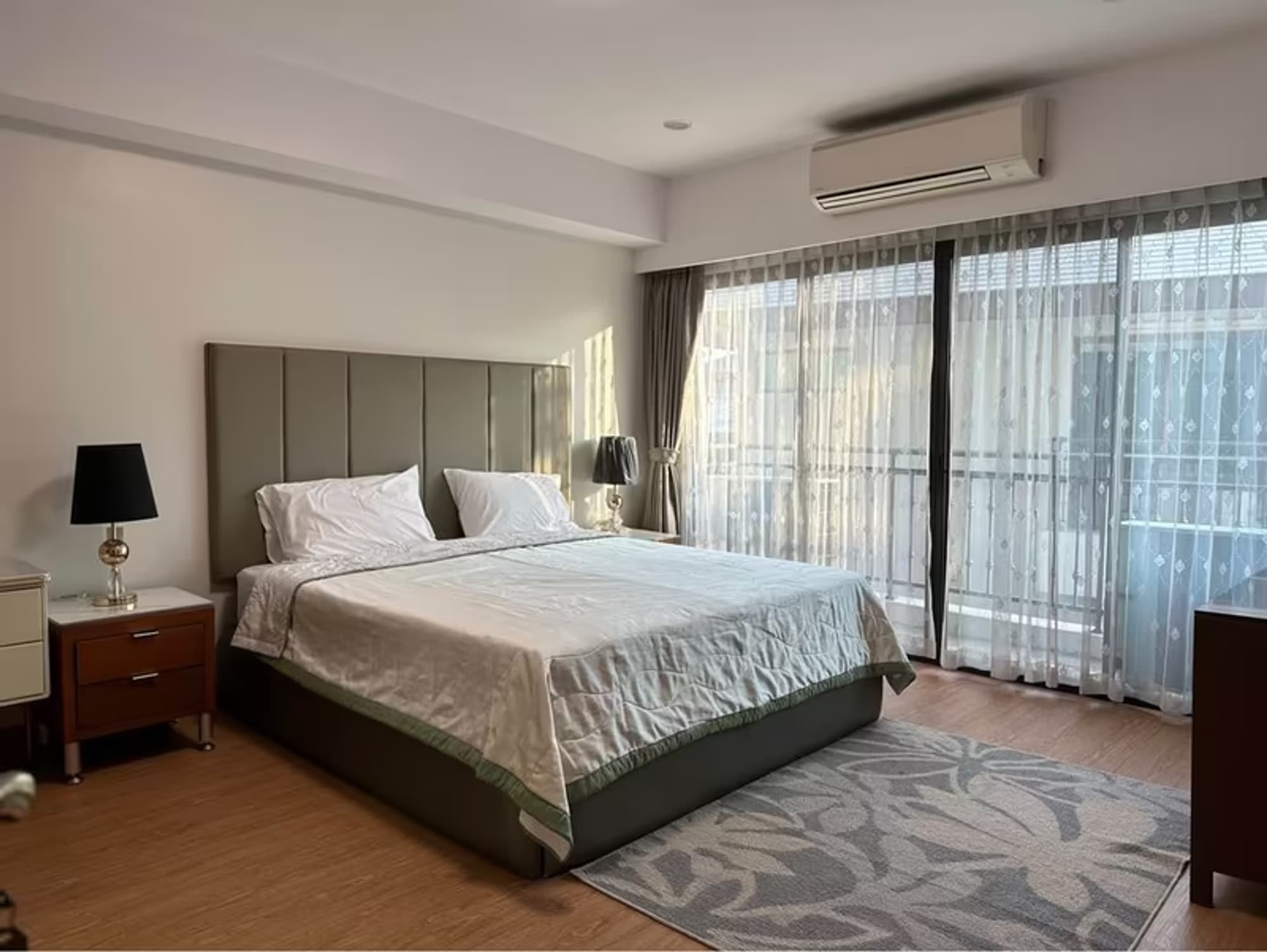 6 Bedroom House for Rent - Image 4
