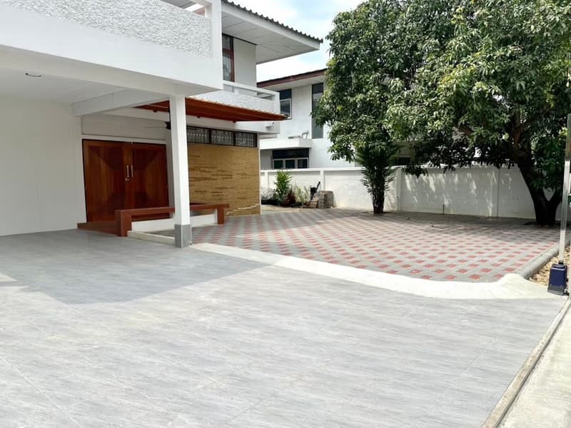 4 Bed House for Rent in Phra Khanong