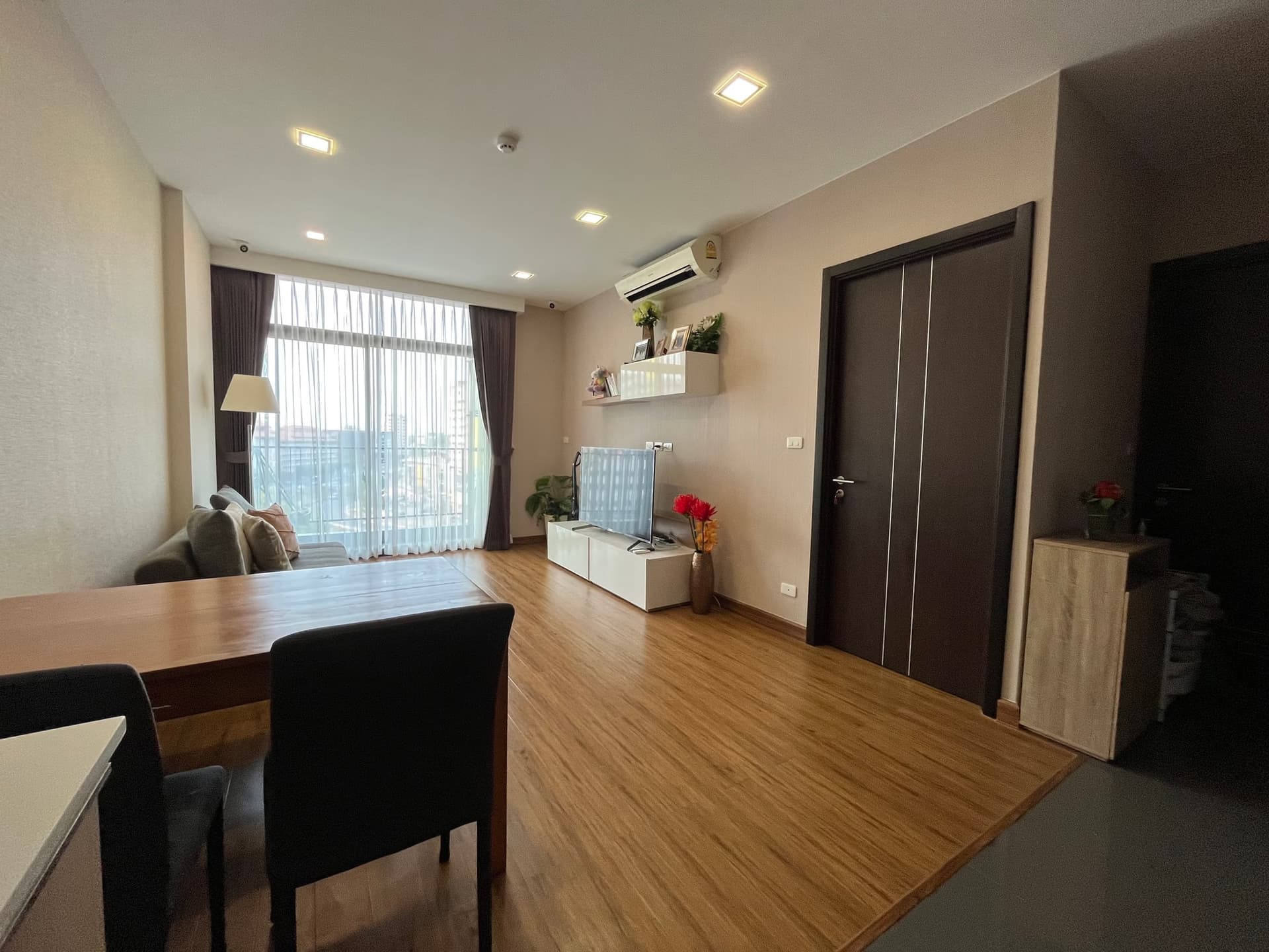 Condo for Rent, Sale at Stylish Condo - Image 2