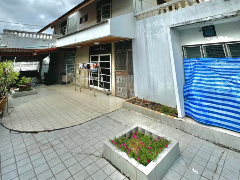 4 Bed House for Sale in Sathon
