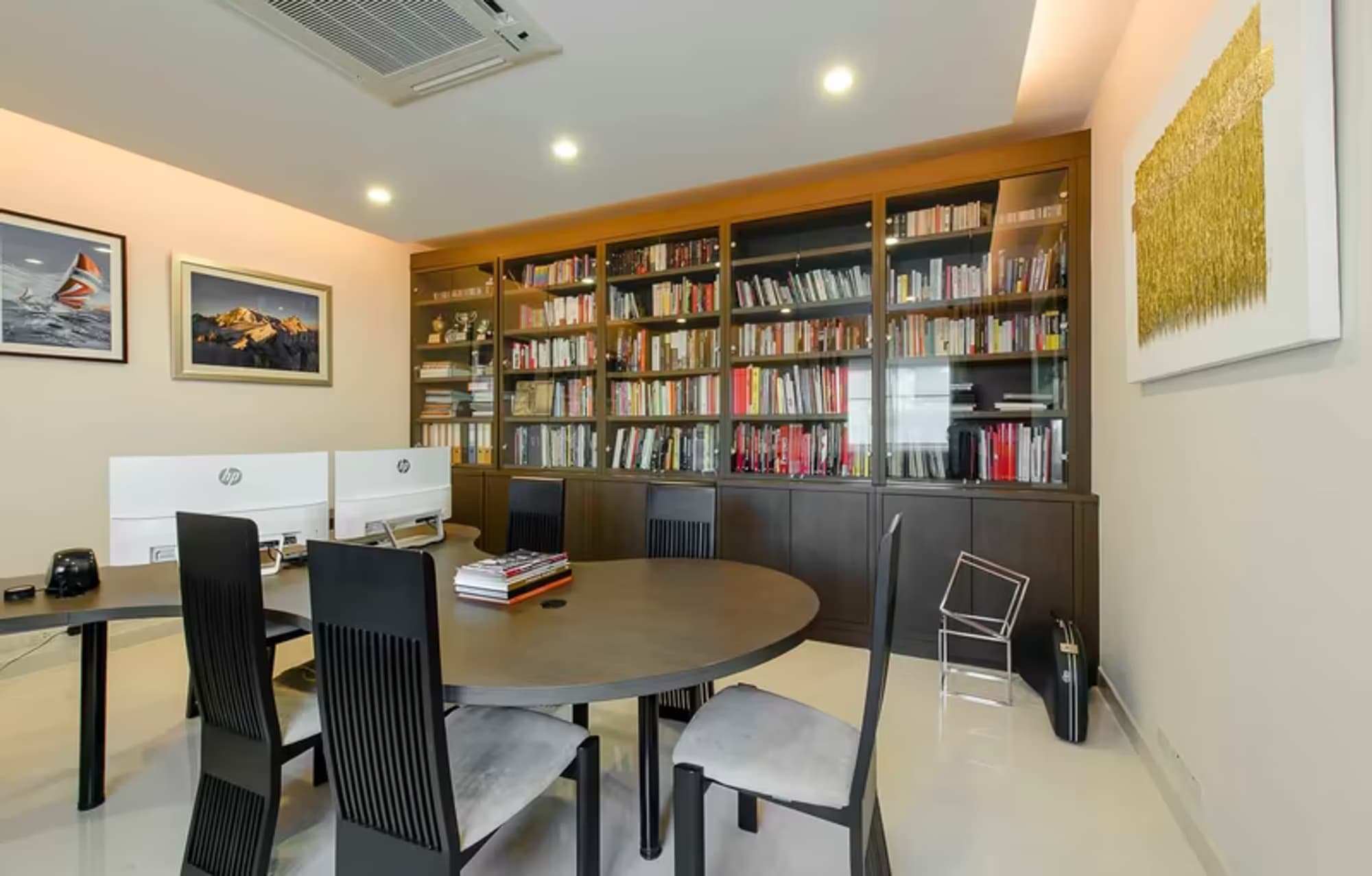 Luxury Home w/ Gaggenau Kitchen and High-end Home Theatre. - Image 18
