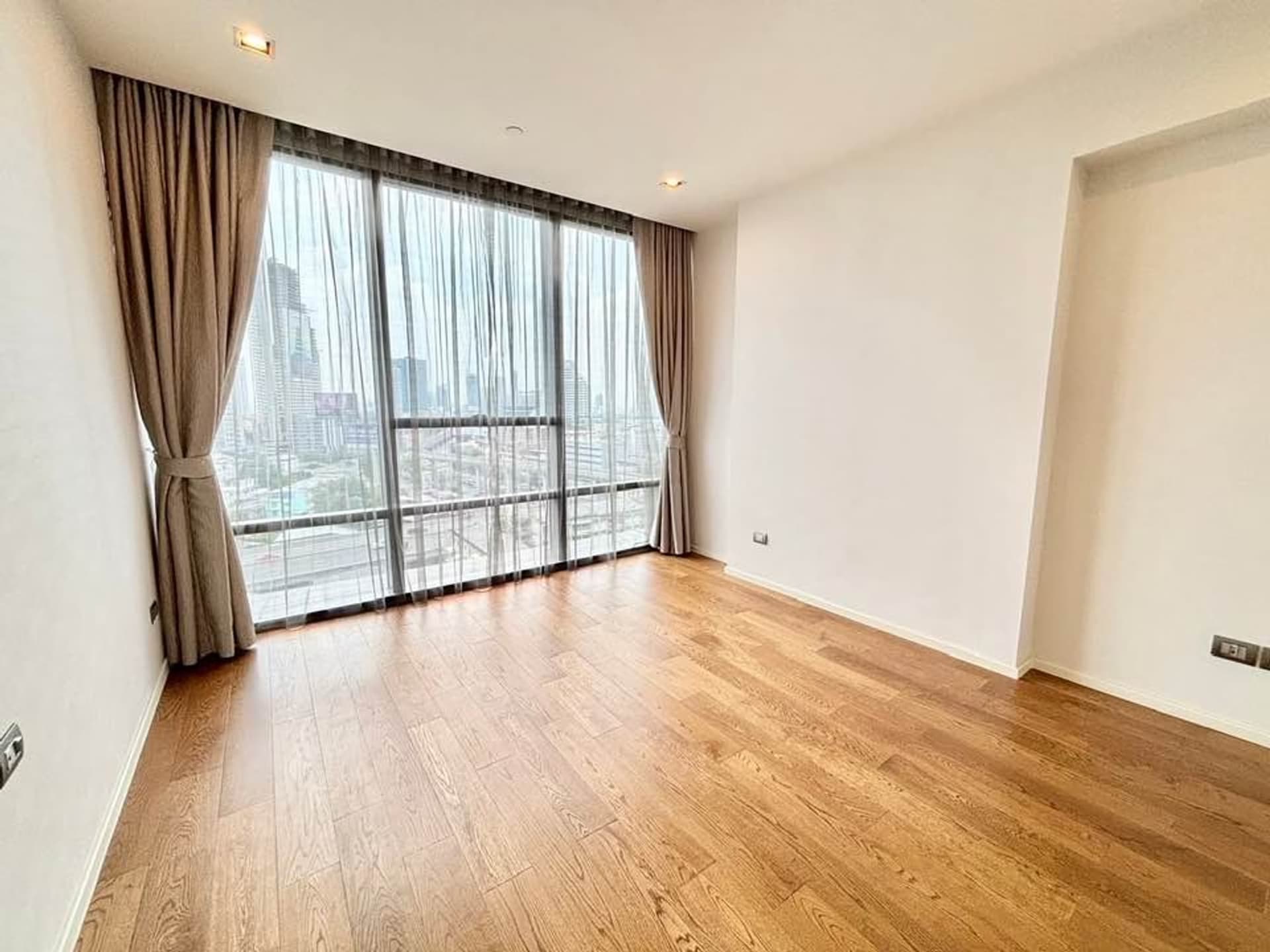 1 ห้องนอน Condo สำหรับ ขาย ใกล้ Surasak BTS - Image 2