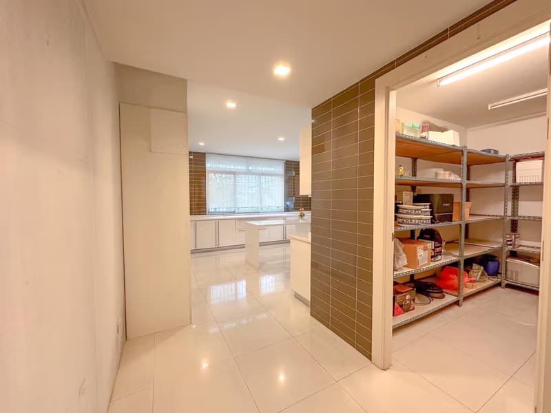 9 Bed House for Sale in Watthana
