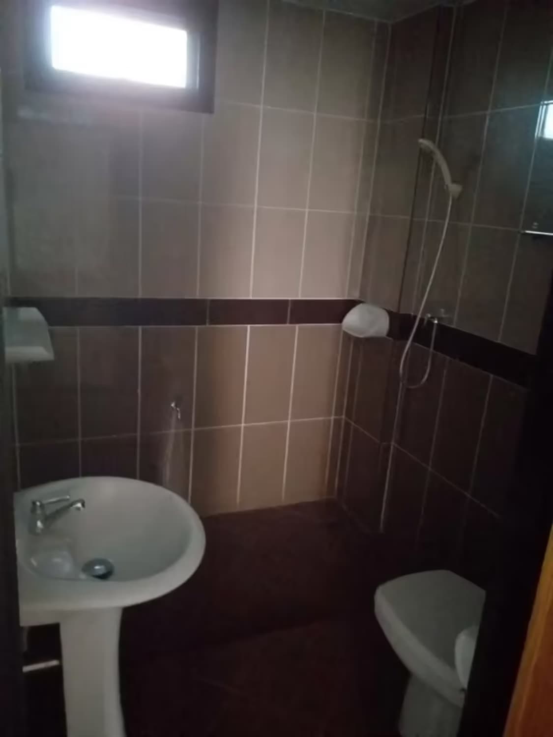 6 Bedroom House - Image 1