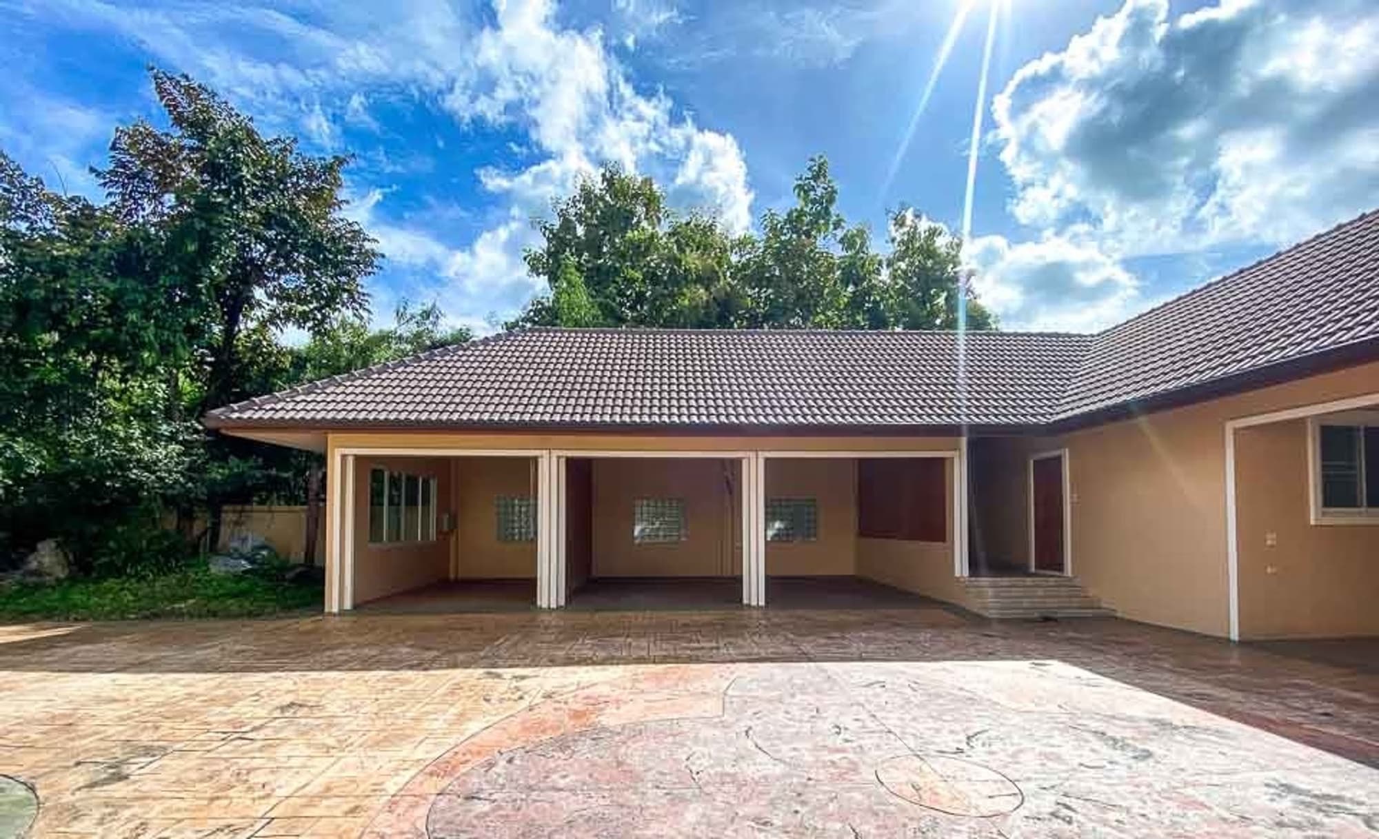 8 Bedroom House - Image 6