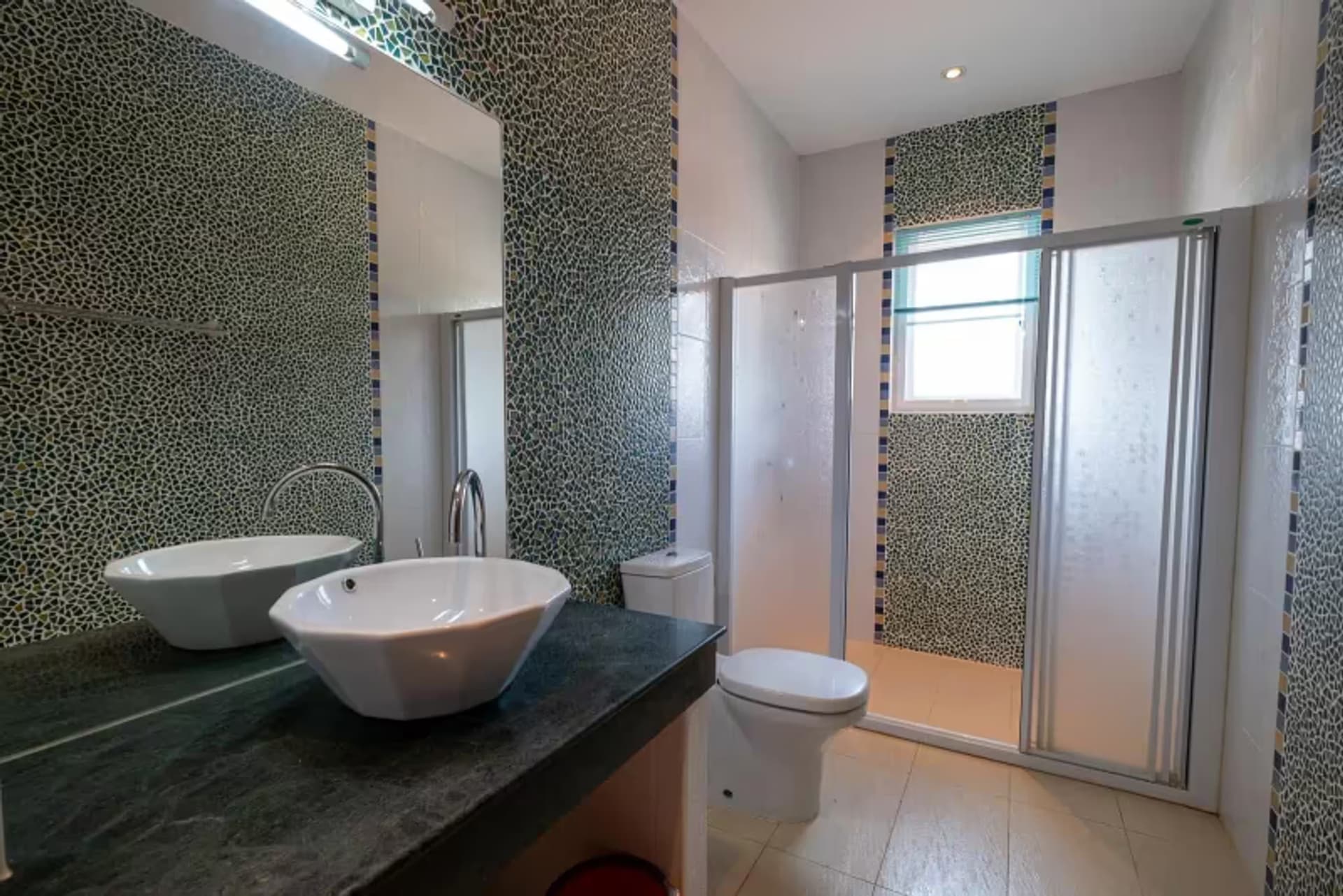 5 Bedroom House - Image 14