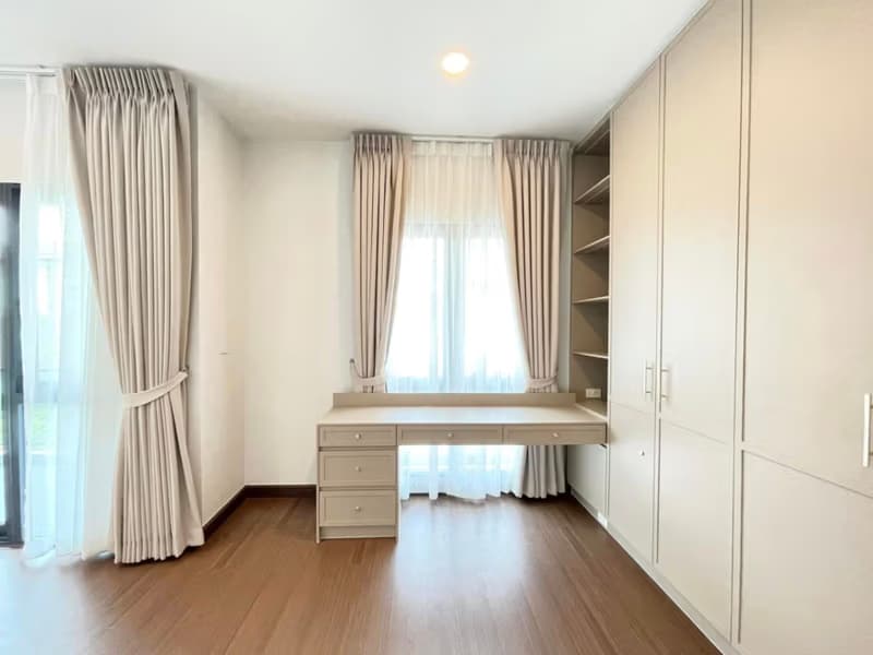 4 Bed House for Rent in Bang Phli