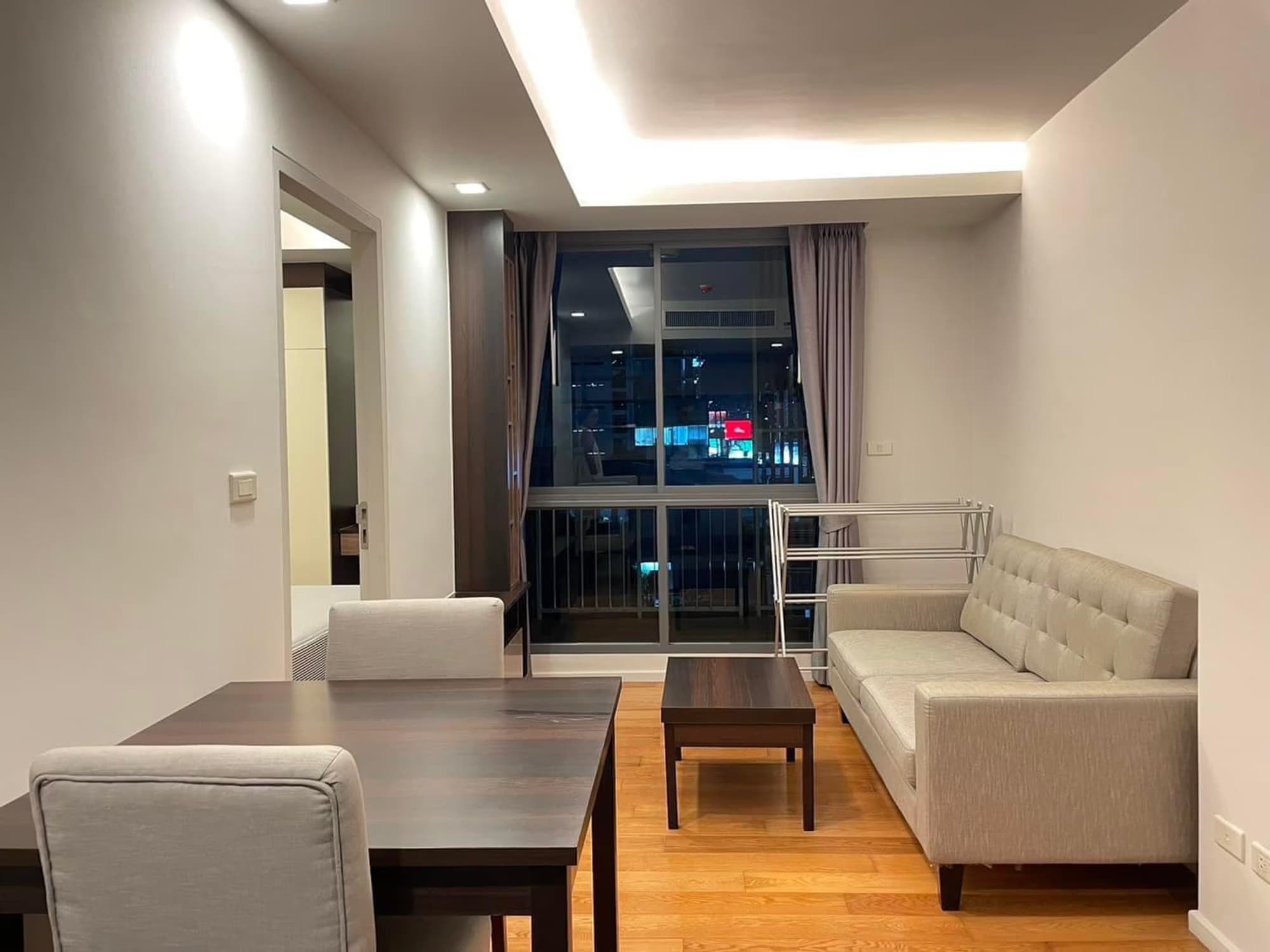 1 ห้องนอน Condo สำหรับ ขายและจำหน่าย ใกล้ Phloen Chit BTS - Image 1