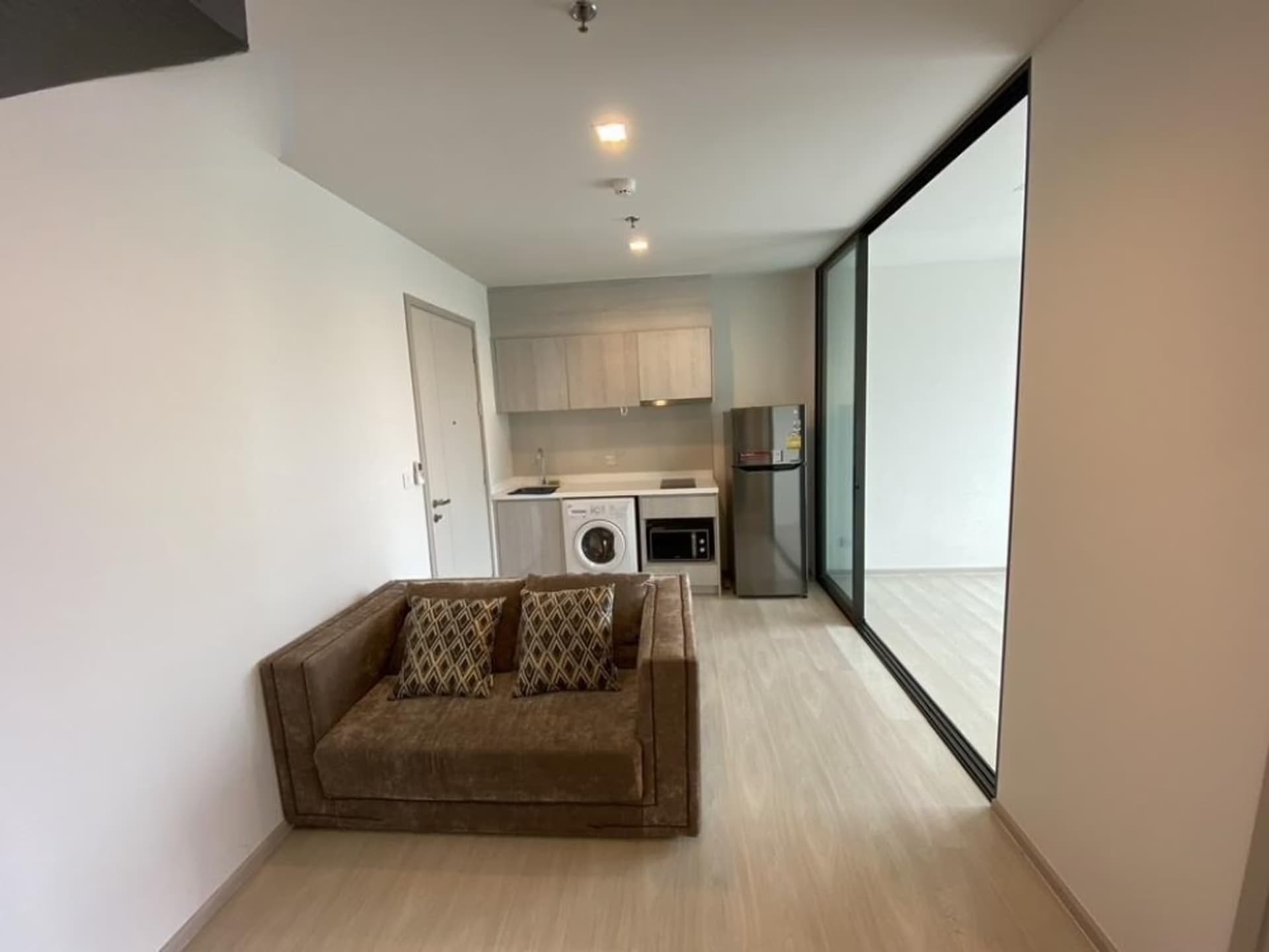 1 ห้องนอน Condo สำหรับ จำหน่าย ใน คลองเตย - Image 1