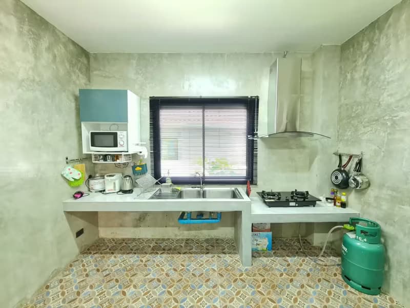6 Bedroom House