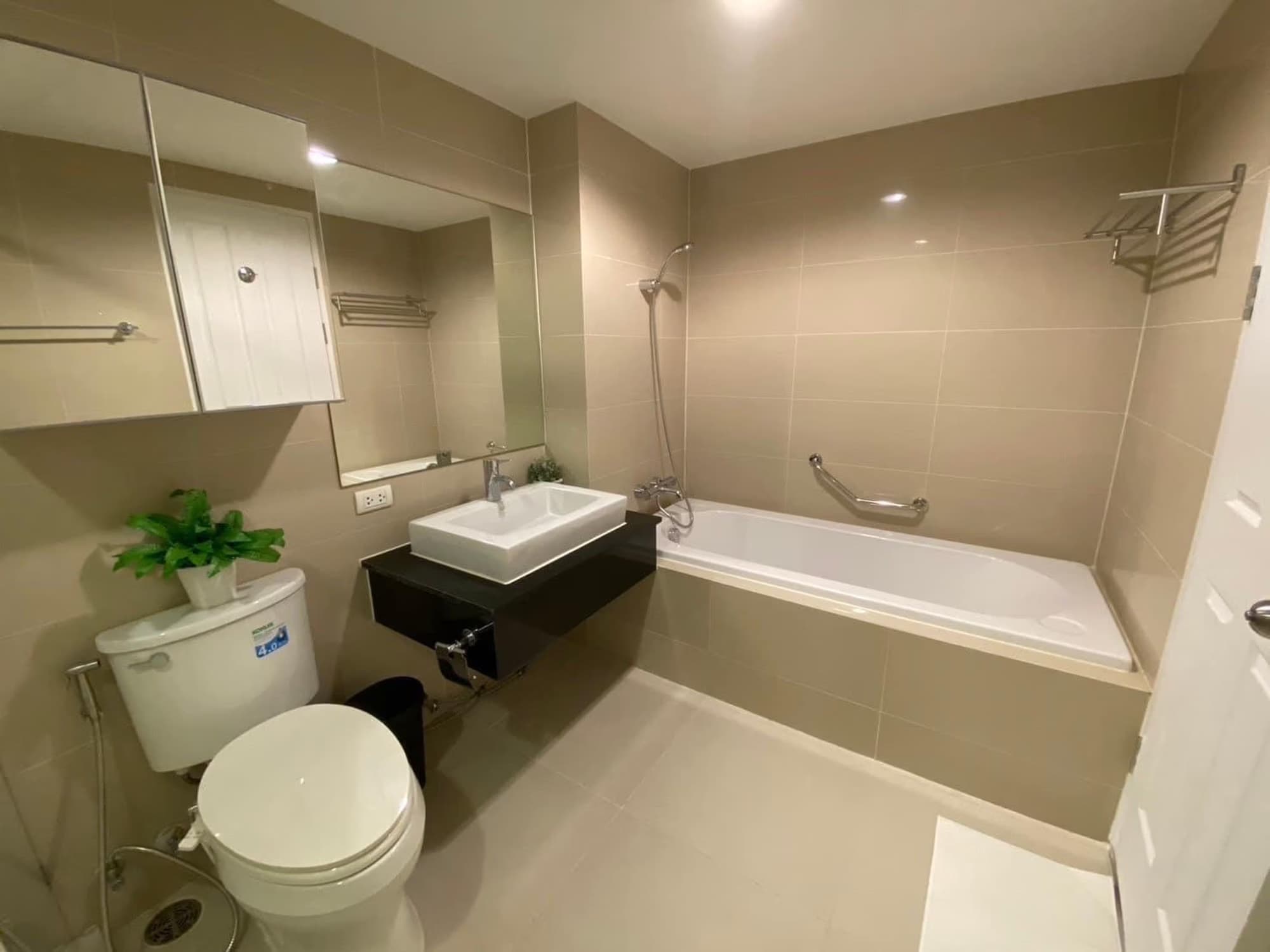 3 ห้องนอน คอนโด สำหรับ ขายและจำหน่าย ใน Huai Khwang - Image 7