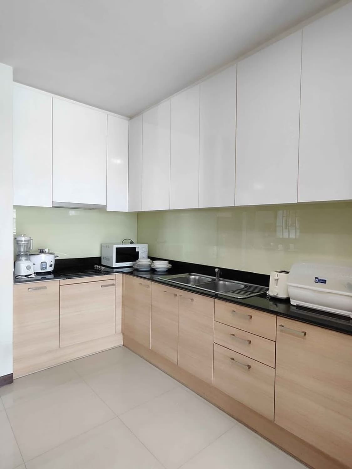 3 Bed Condo for Rent in Ratchathewi - Image 4