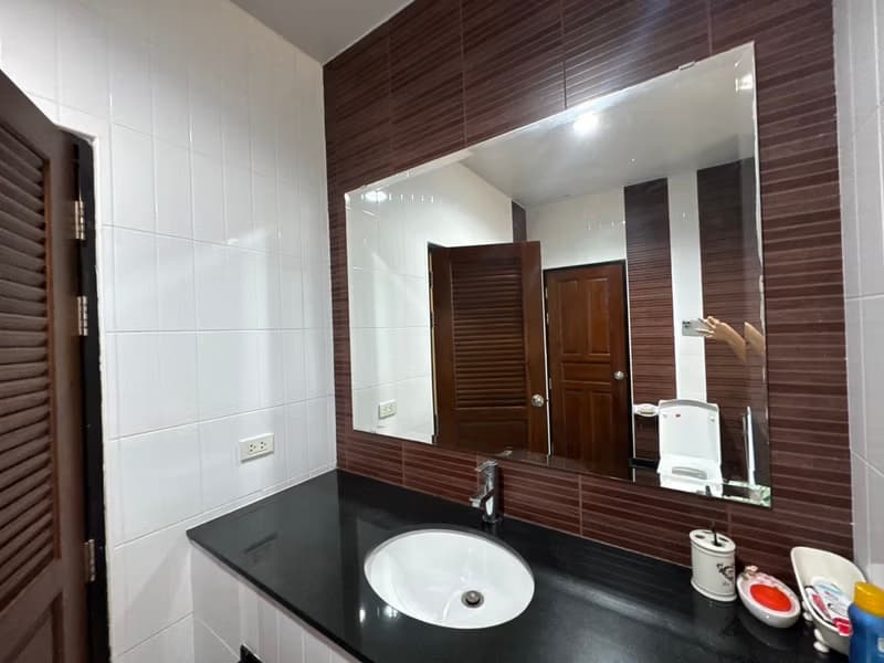 6 Bed House for Sale in Hang Dong District