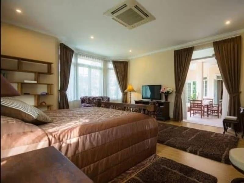 6 Bed House for Sale in Saraphi District