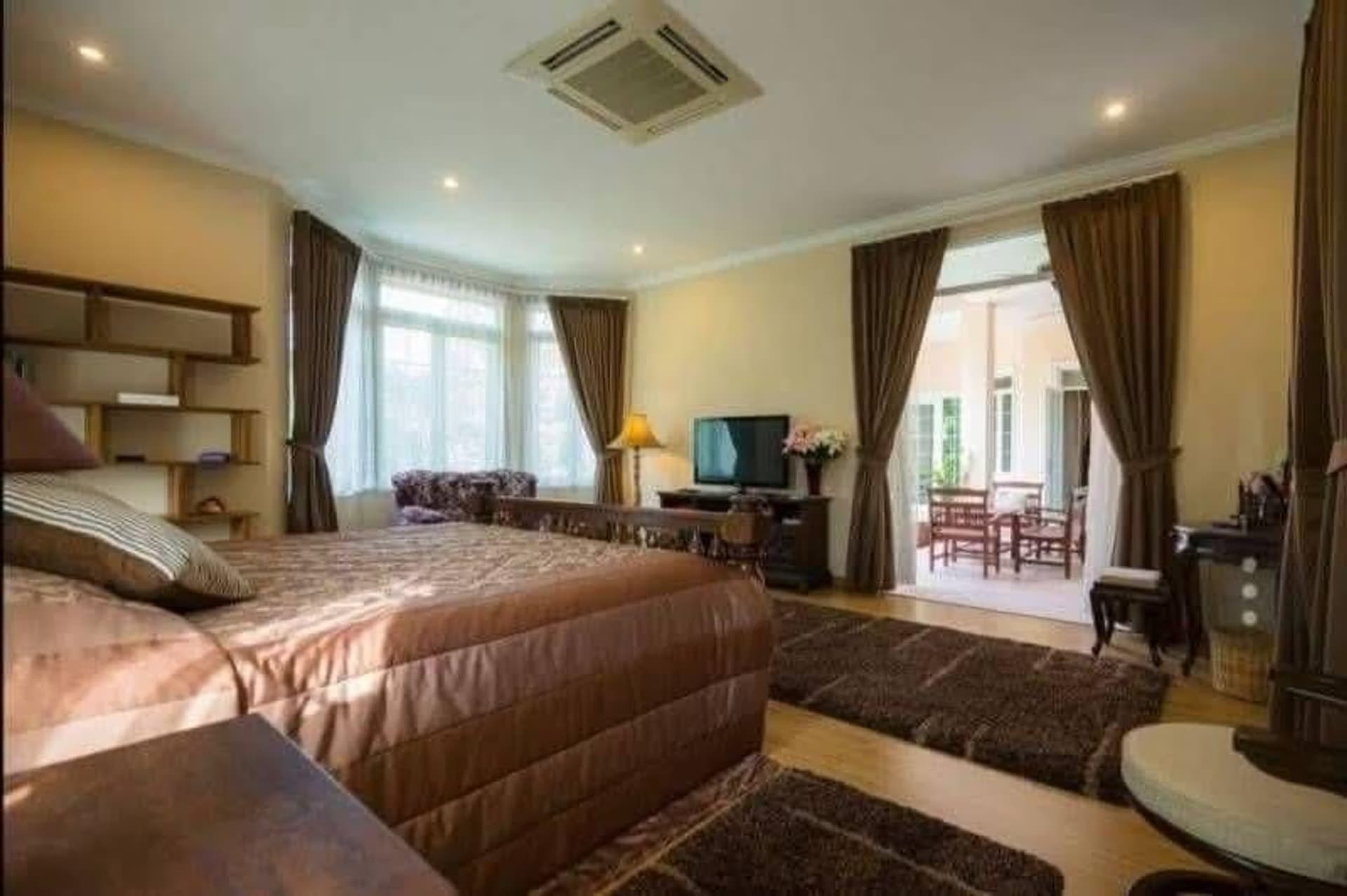 6 Bed House for Sale in Saraphi District - Image 6