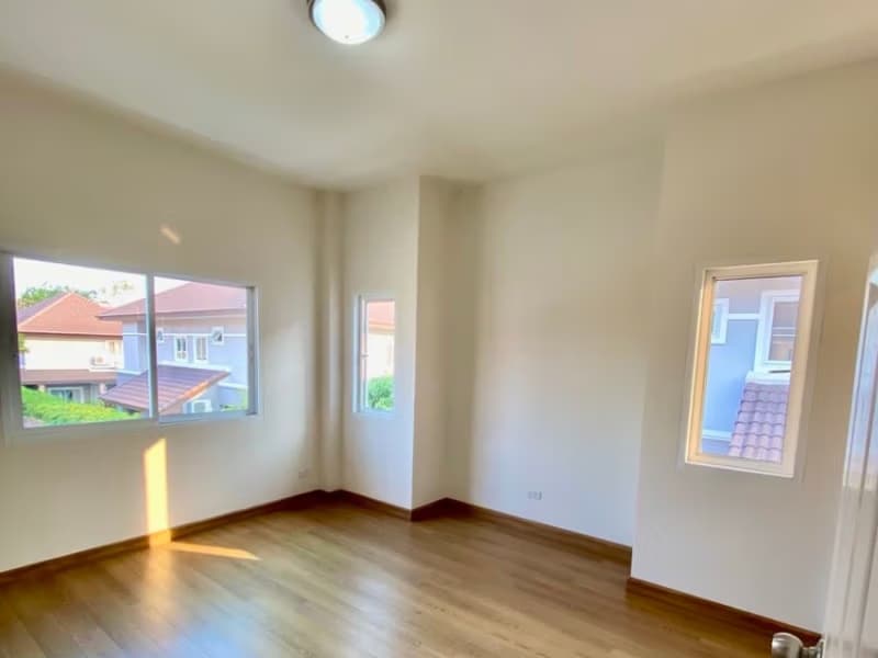 5 Bed House for Rent and Sale in San Kamphaeng