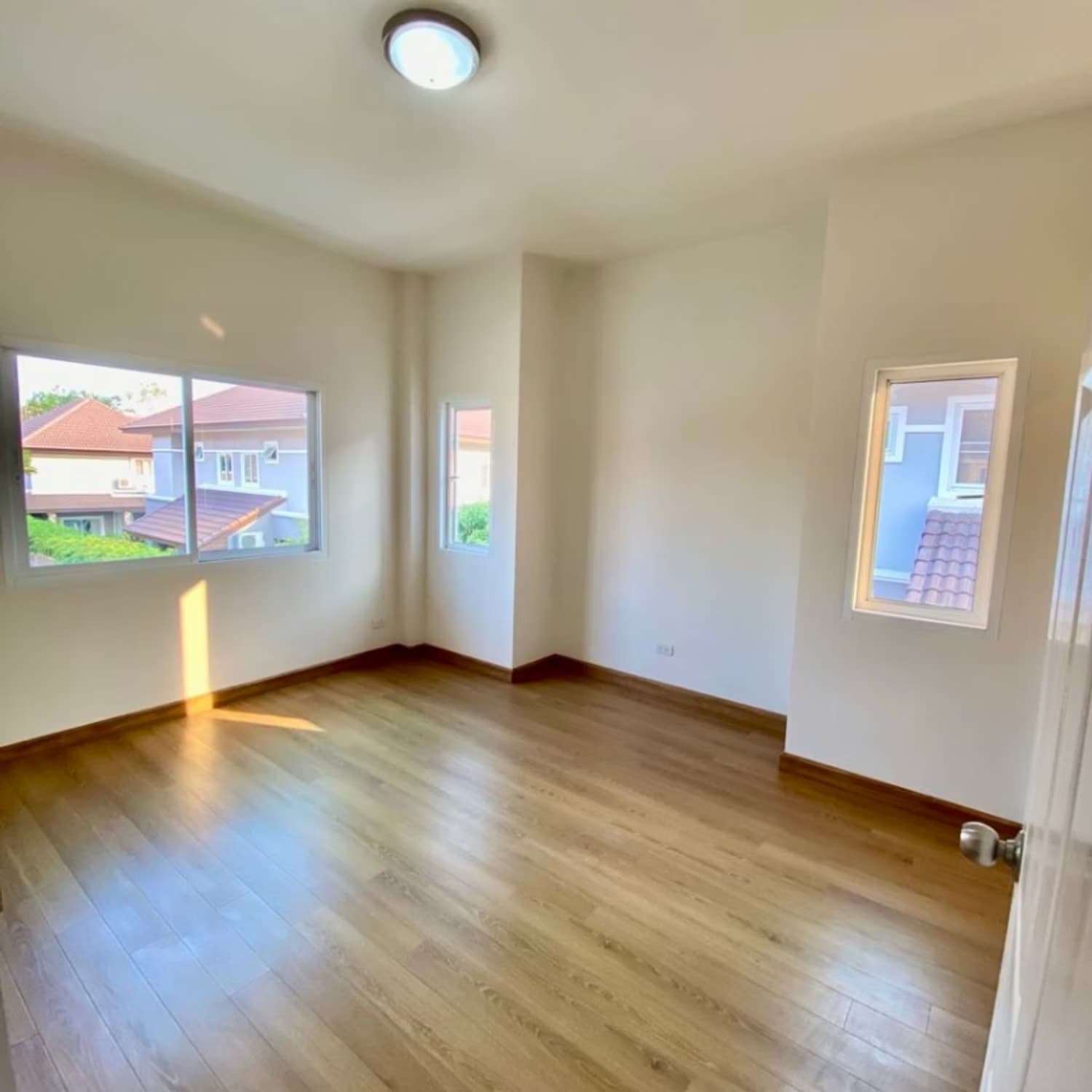 5 Bed House for Rent and Sale in San Kamphaeng - Image 6