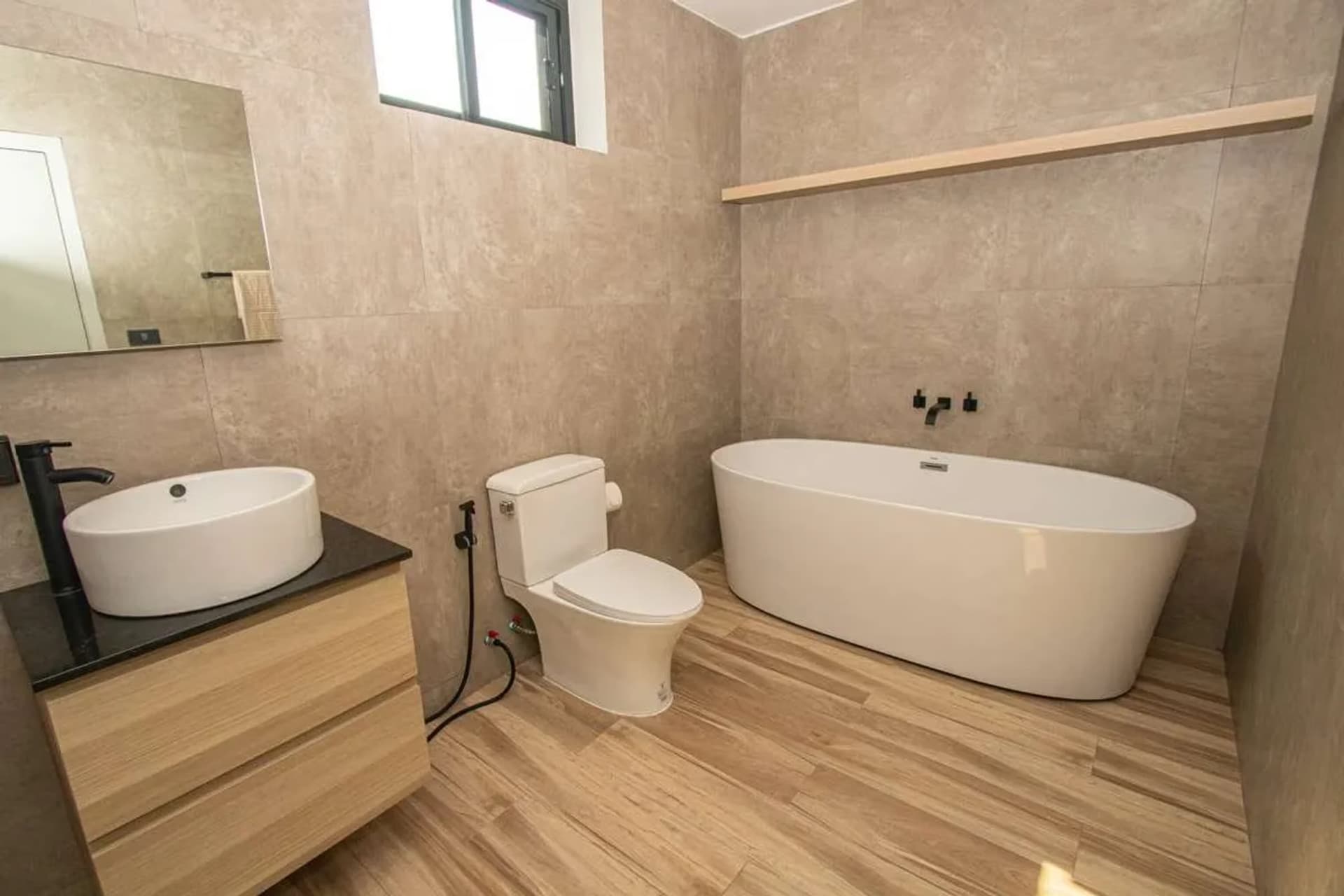Contemporary 5-Bedroom House for Sale near Kad Farang - Image 18