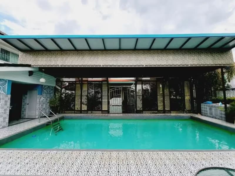 5 Bedroom House