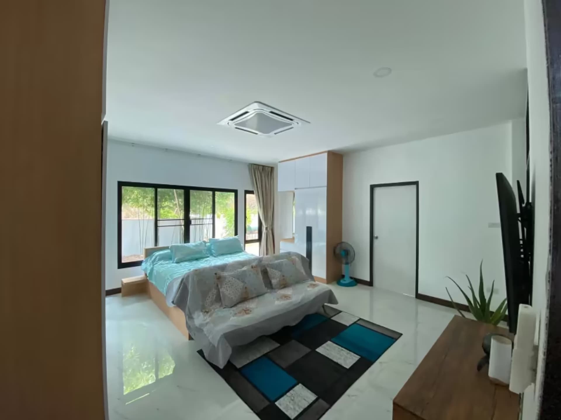 5 Bedroom House - Image 12