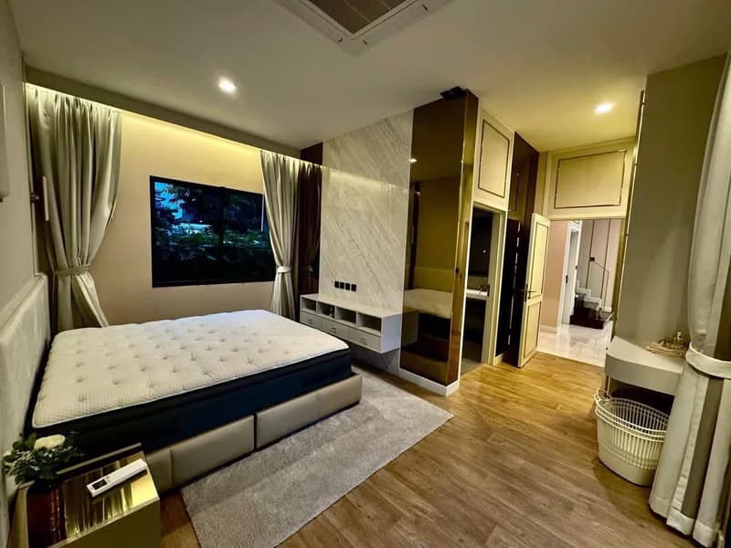 5 Bed House for Sale in Saphan Sung
