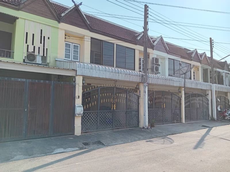 Stylish Townhouse in a Quiet and Convenient Location