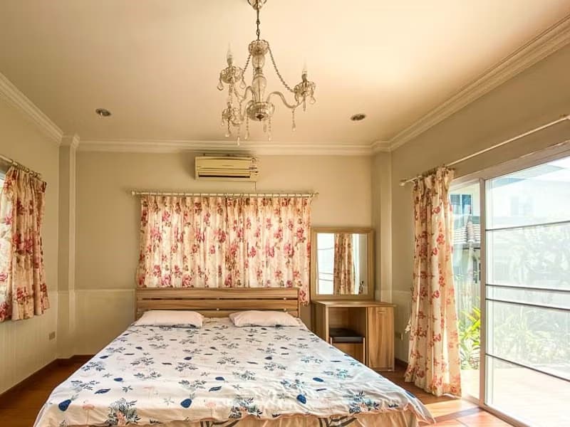 6 Bedroom House