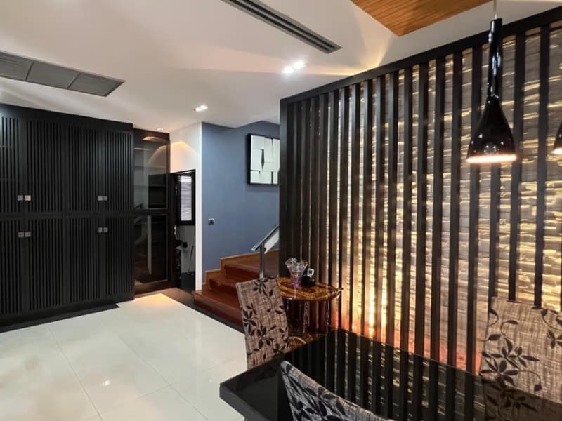 5 Bed Townhouse for Rent in Khlong Toei