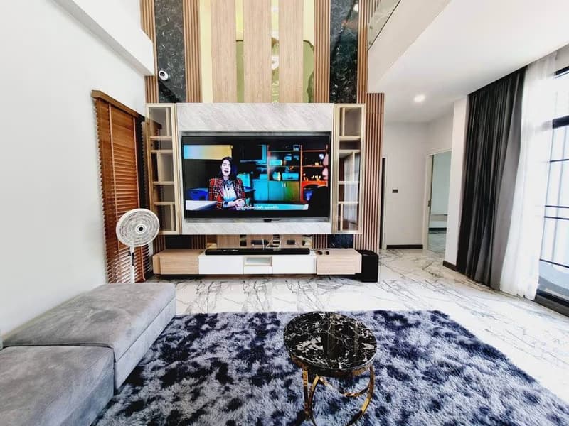 5 Bed House for Rent in San Sai