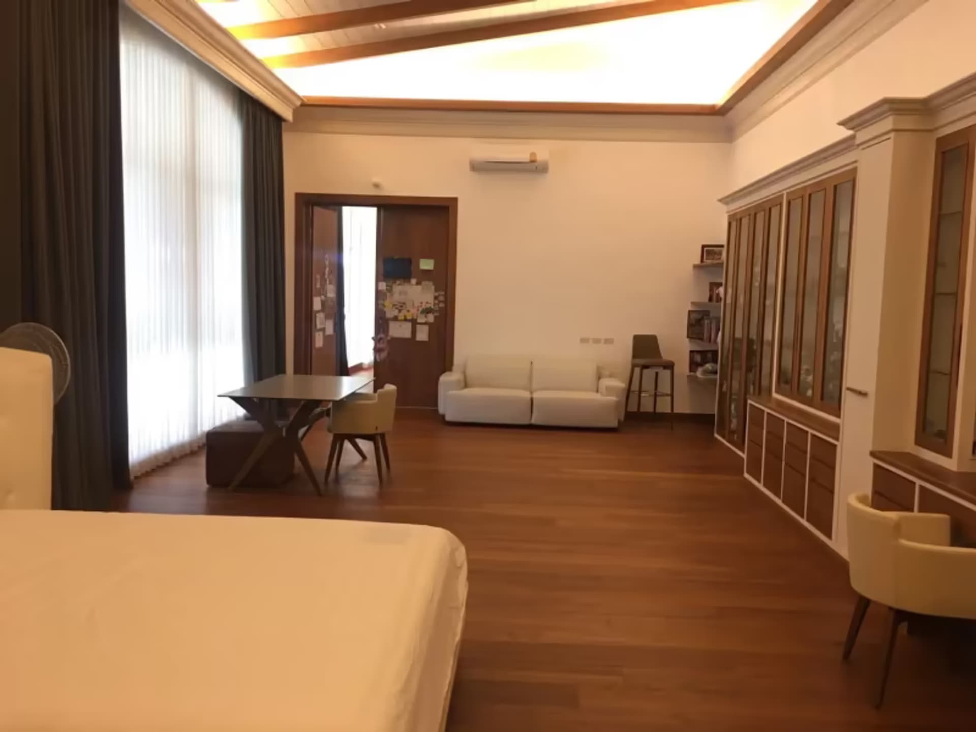 6 Bedroom House - Image 2