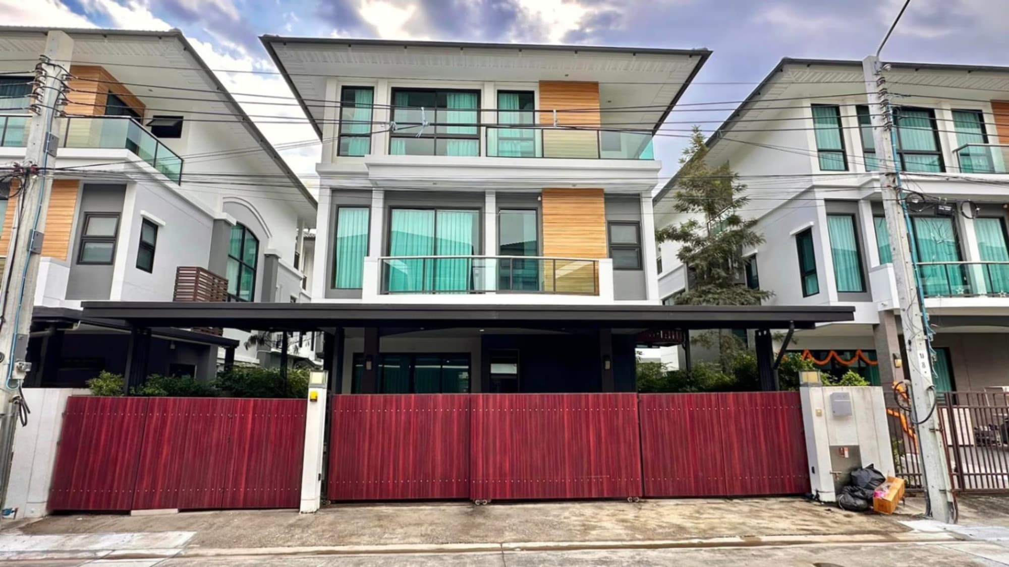 5 Bed House for Rent and Sale in ประเวศ - Image 1