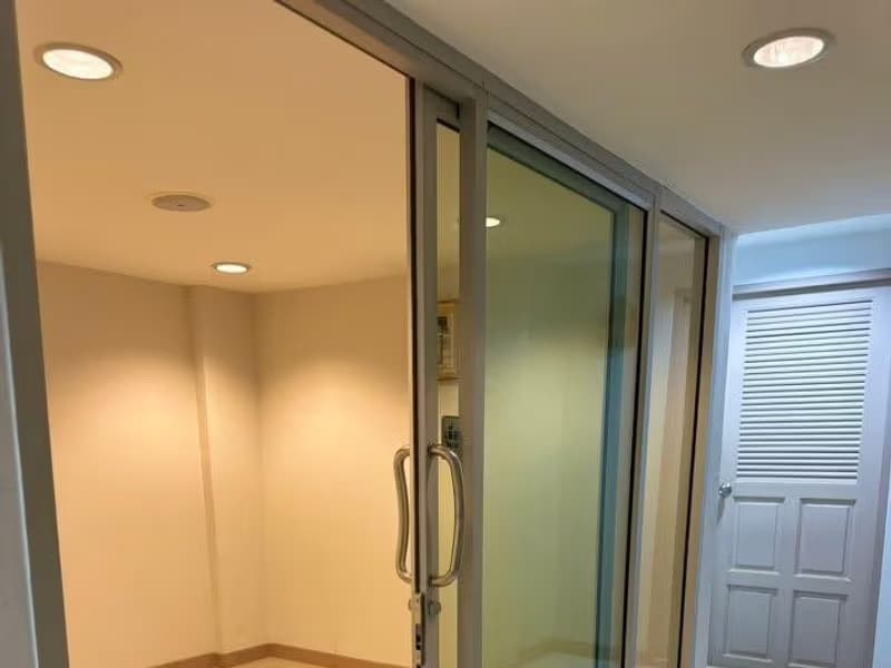 Studio Commercial for Rent in Khlong Toei