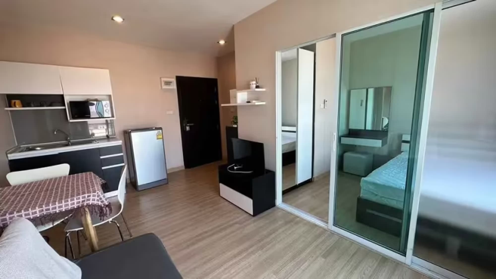 1 Bedroom Condo - Image 1