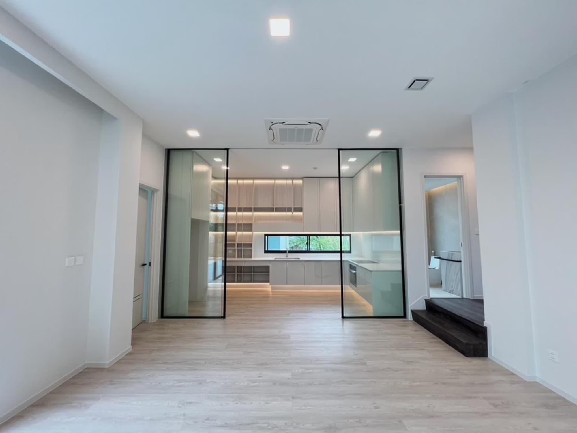 4 Bed House for Sale in Saphan Sung - Image 3