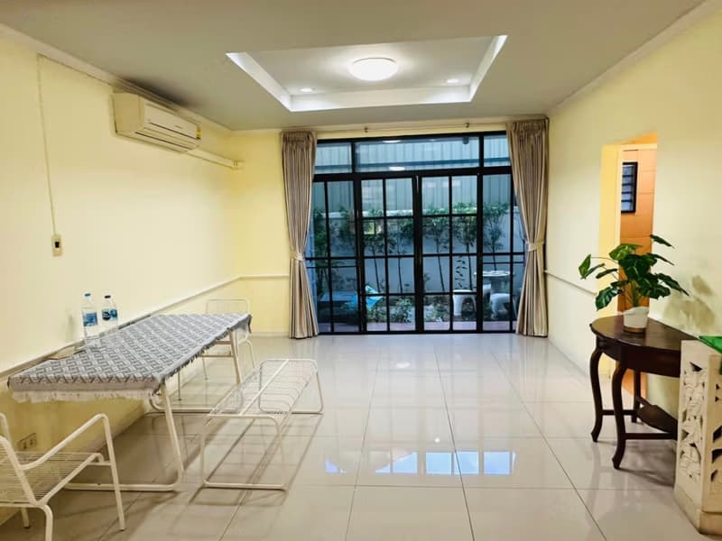 4 Bed Townhouse for Rent in Watthana