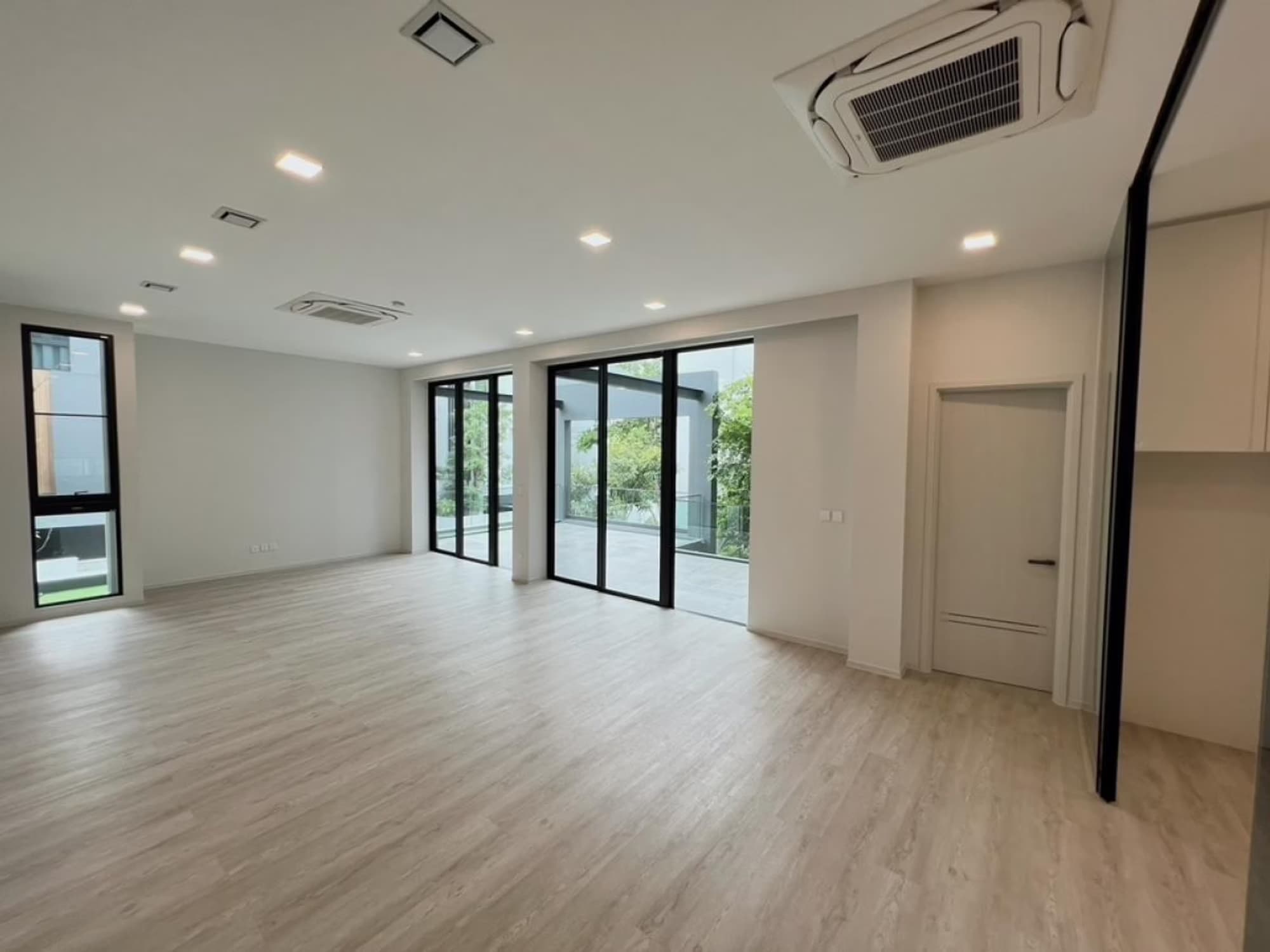 4 Bed House for Sale in Saphan Sung - Image 14
