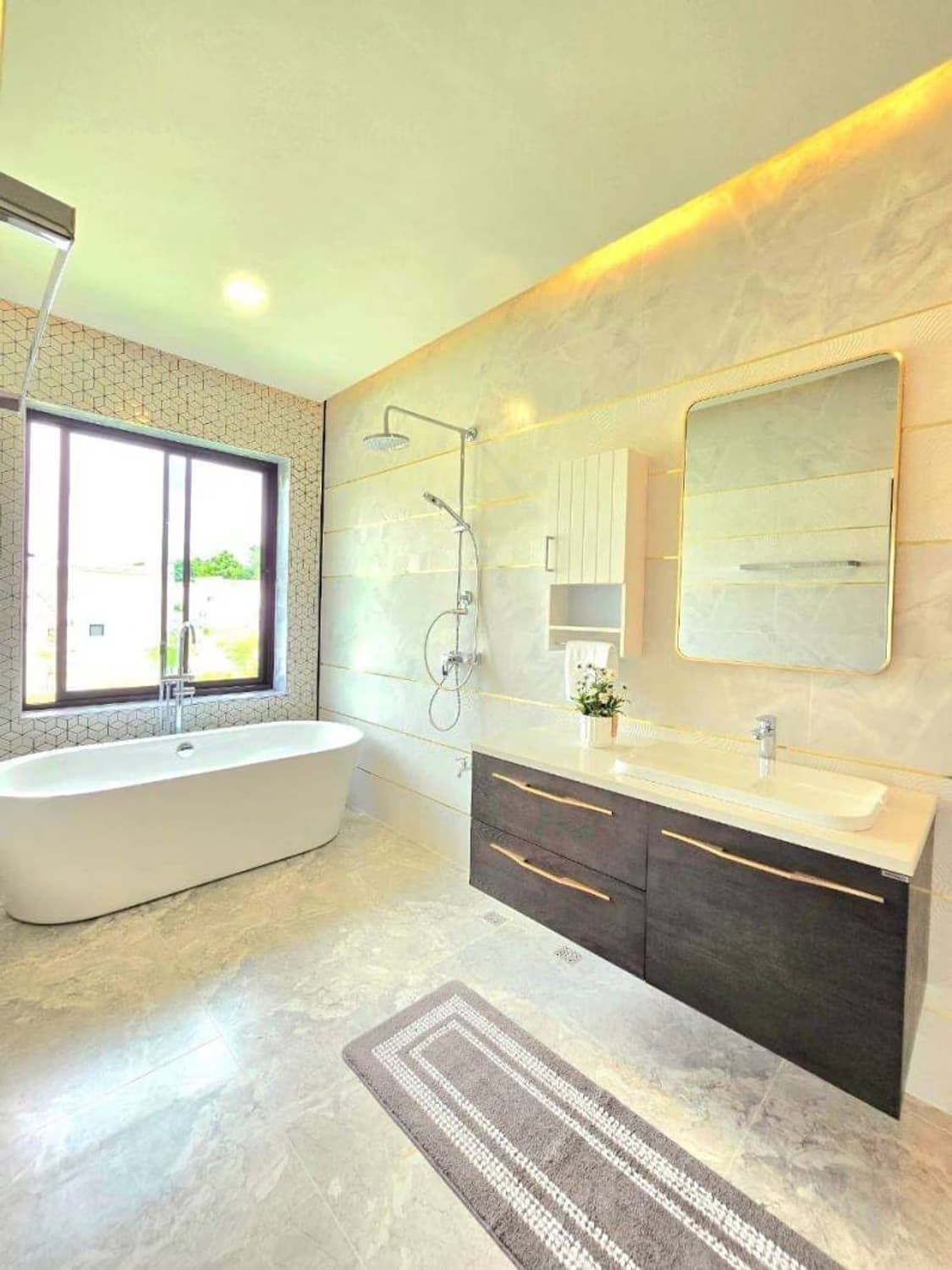 5 Bed House for Sale in Hang Dong District - Image 6