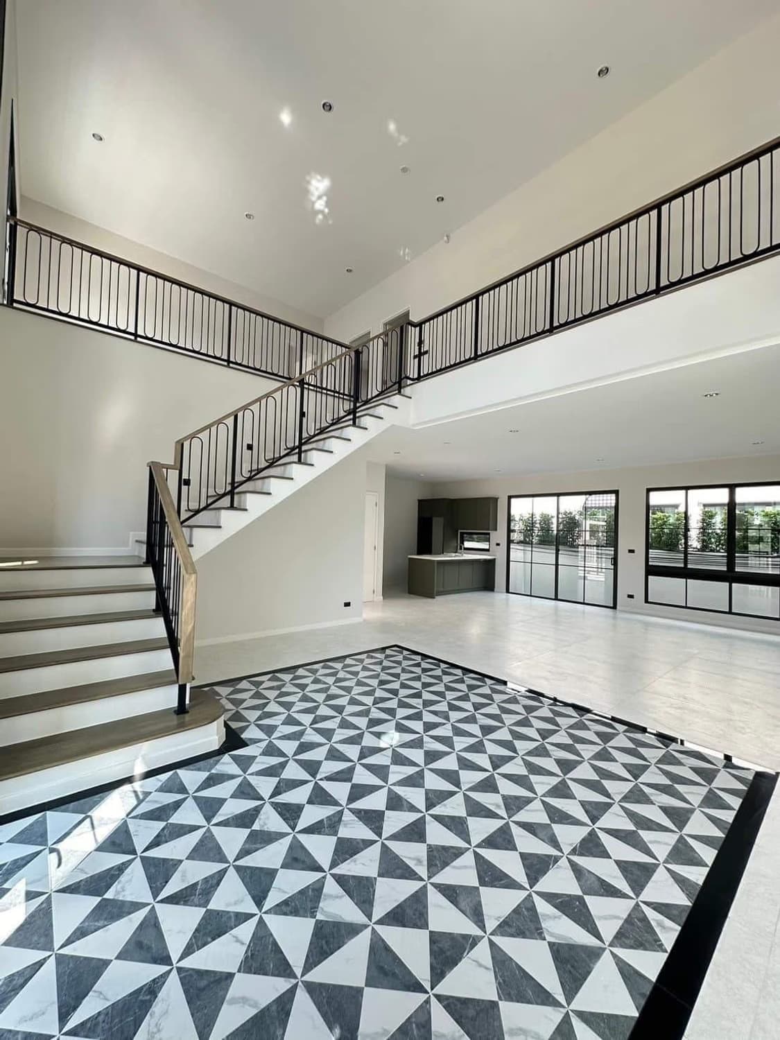 5 Bed House for Rent in Bang Phli District - Image 2