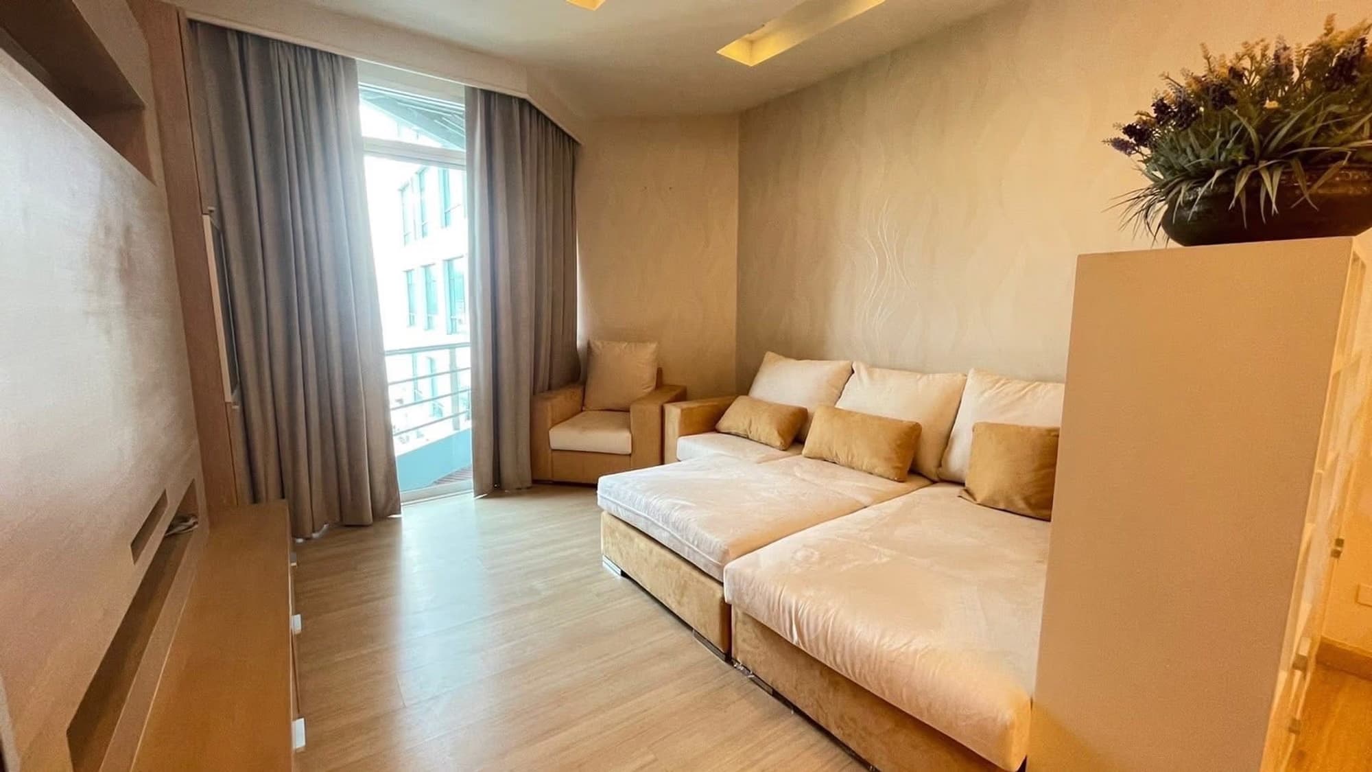 2 Bed Condo for Rent in Khlong San - Image 1