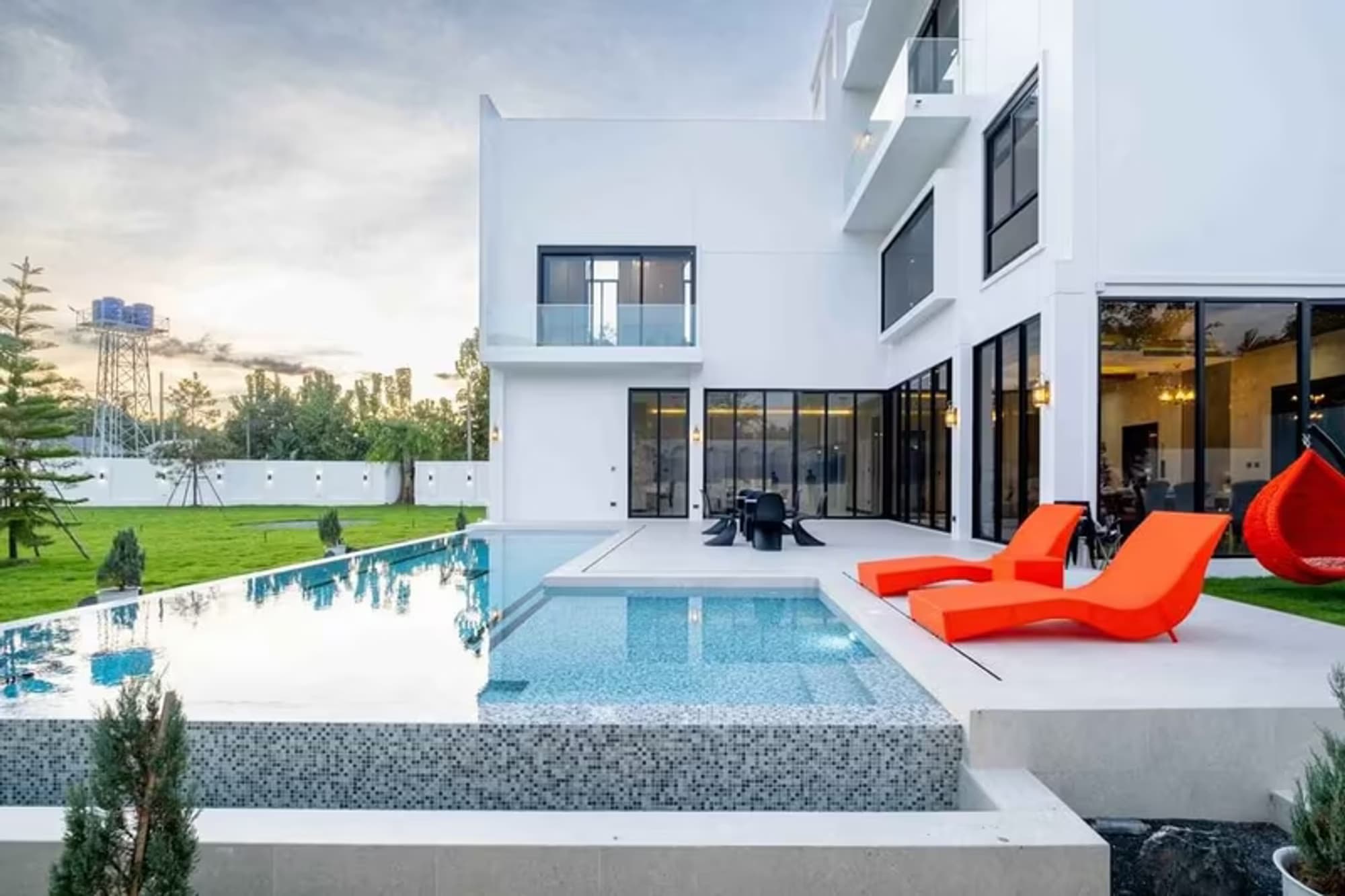 Luxury Mansion with Pool - Image 13