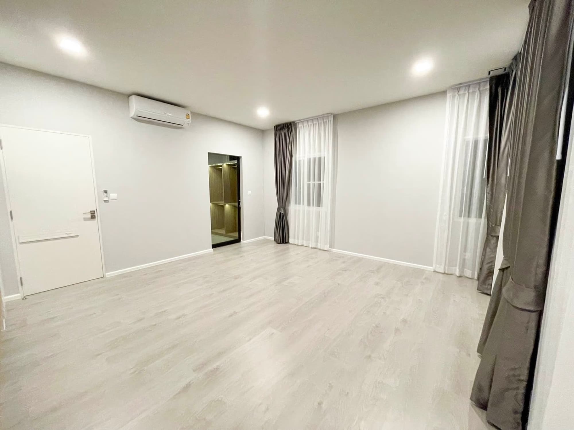 4 Bed House for Rent in Prawet - Image 11