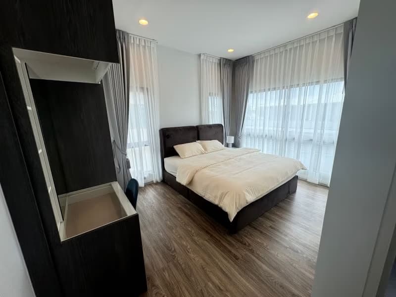 4 Bed House for Rent in Bang Kapi