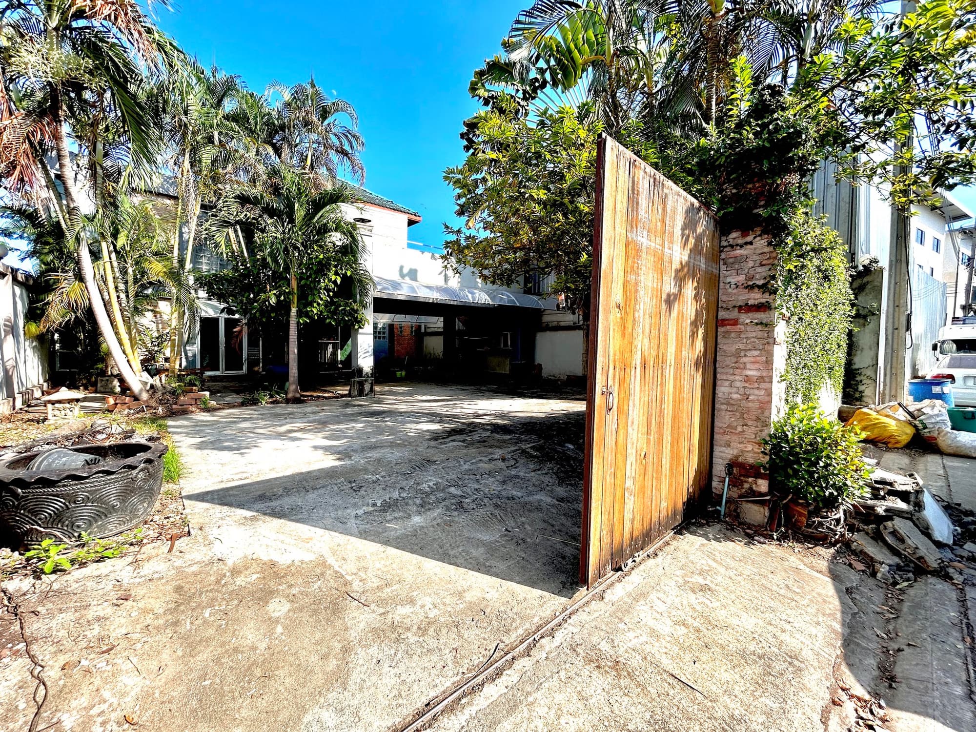 4 Bedroom Commercial - Image 8