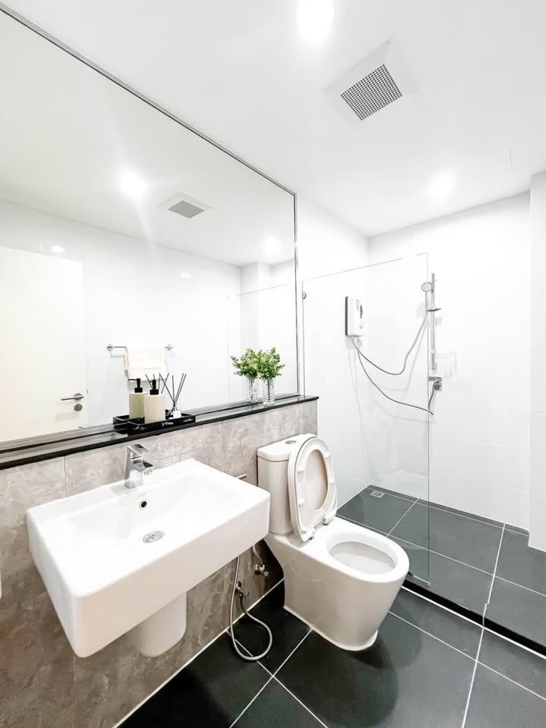 2 Bed Condo for Rent in Mueang Samut Prakan - Image 8