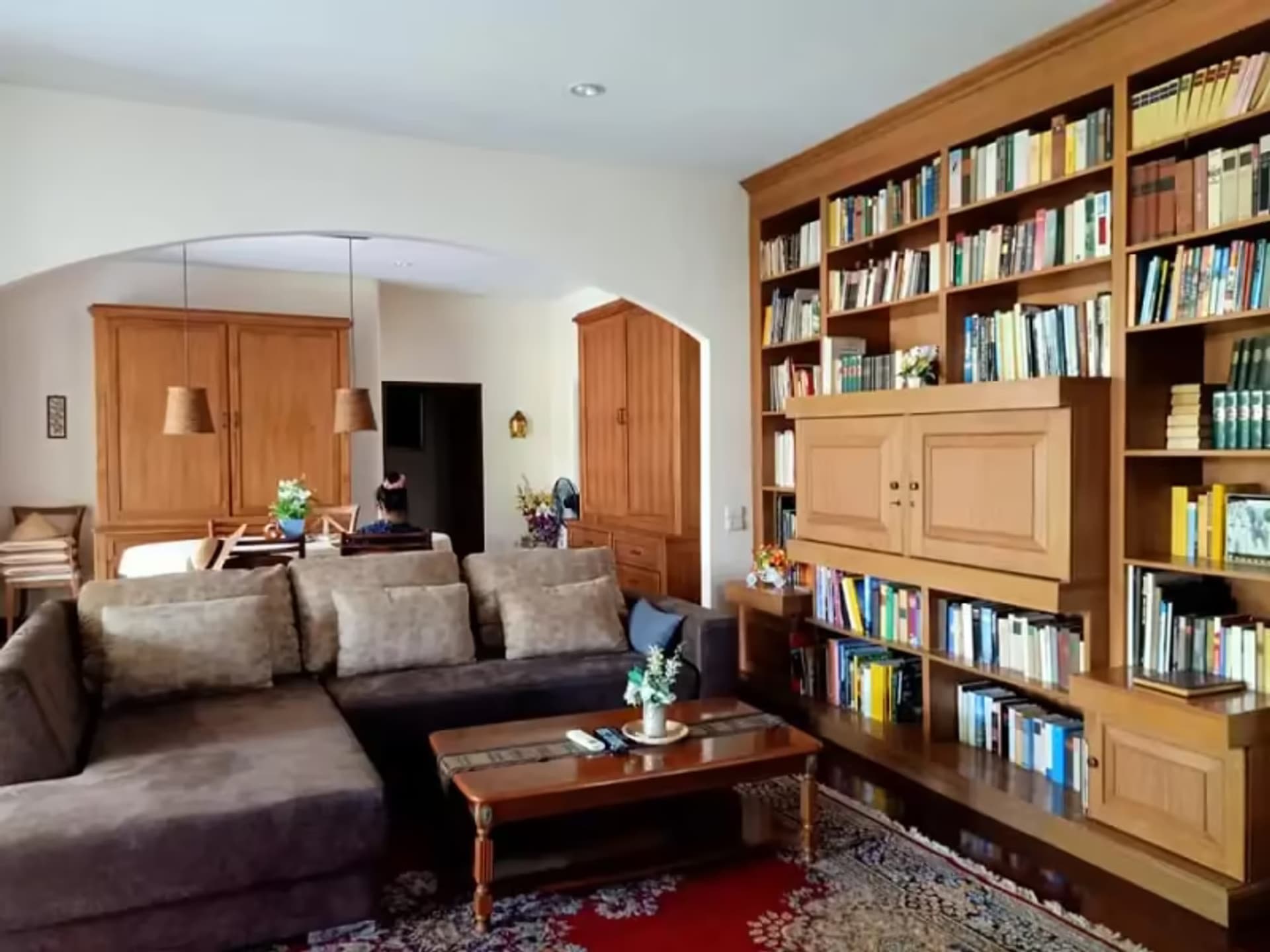 8 Bedroom House - Image 10