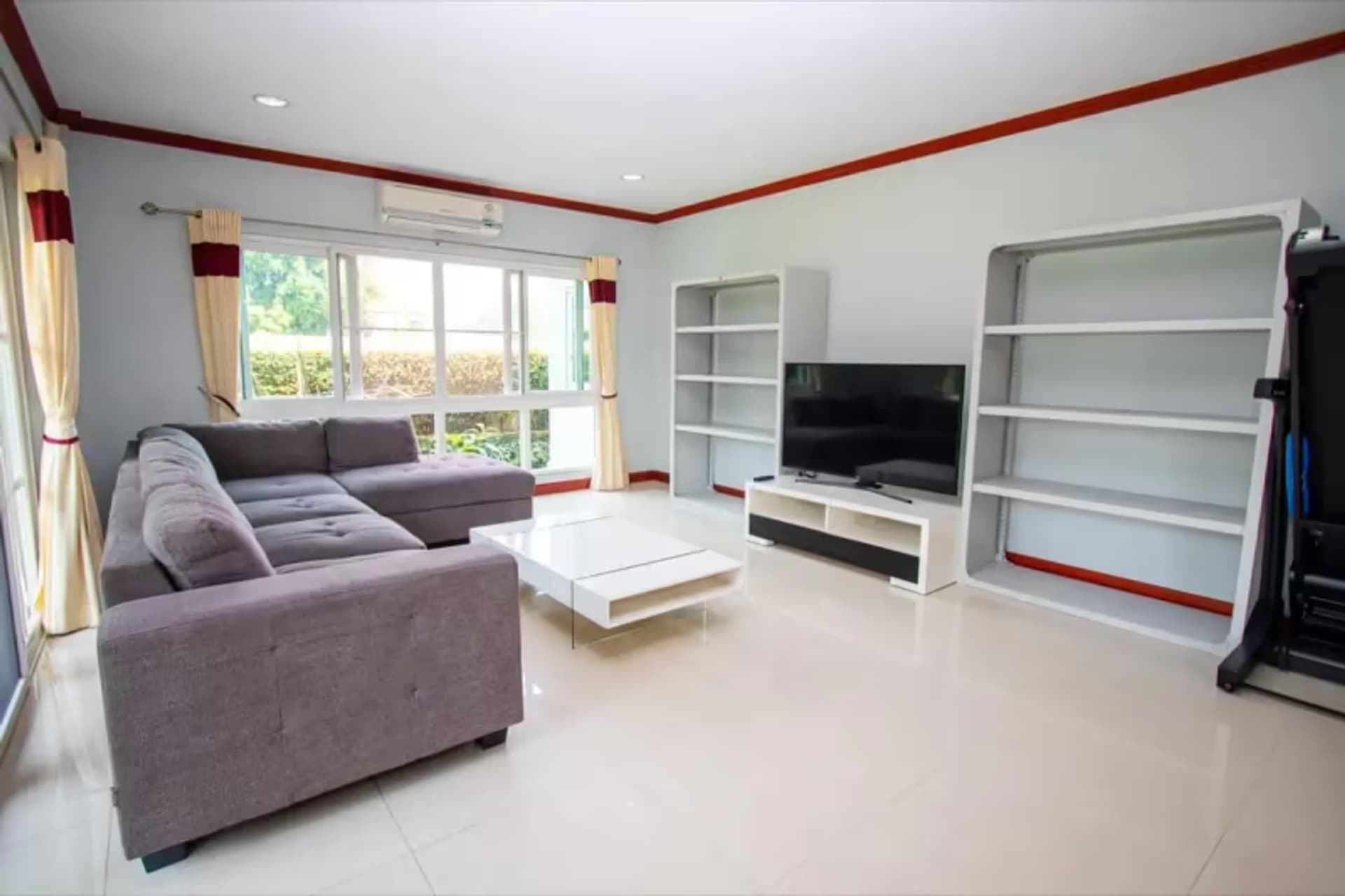 6 Bedroom House - Image 12