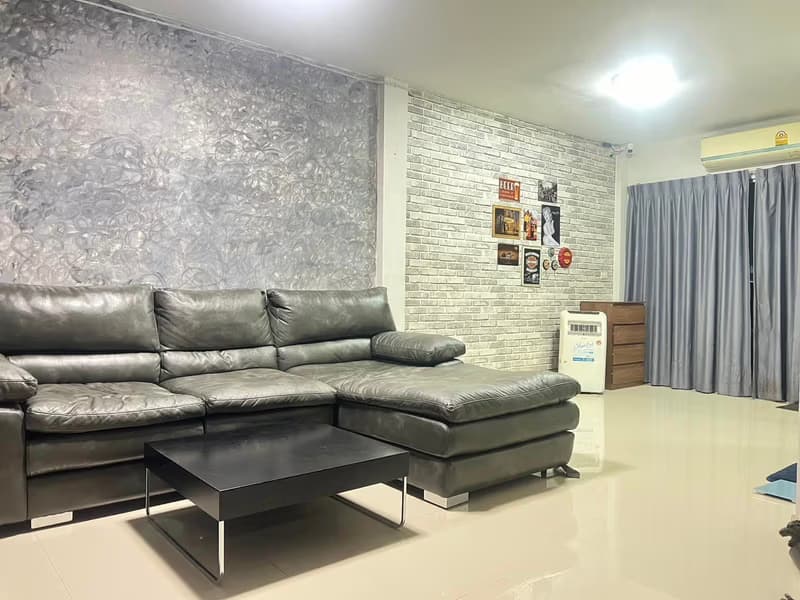 3 Bed Townhouse for Sale in Saphan Sung