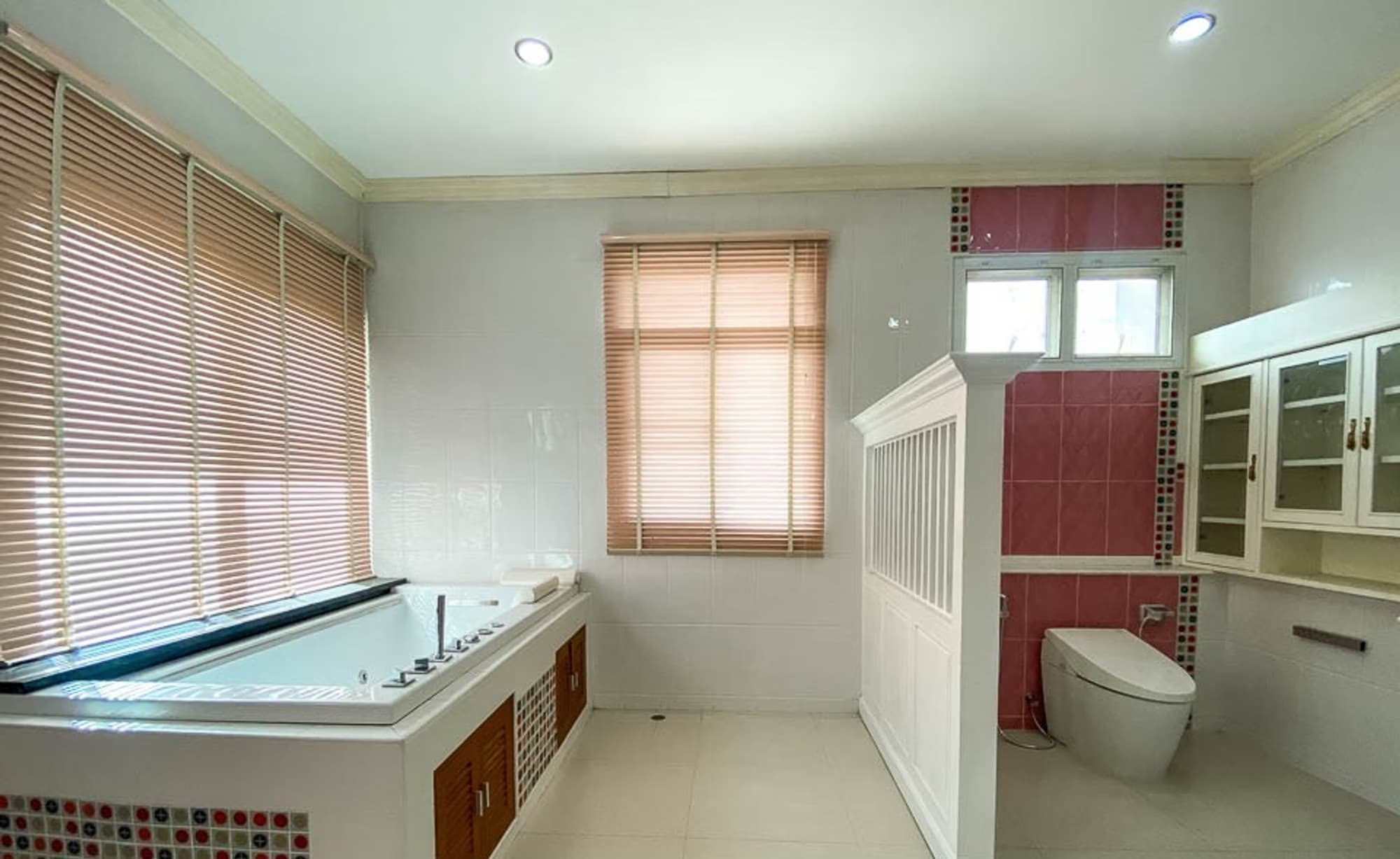 8 Bedroom House - Image 21