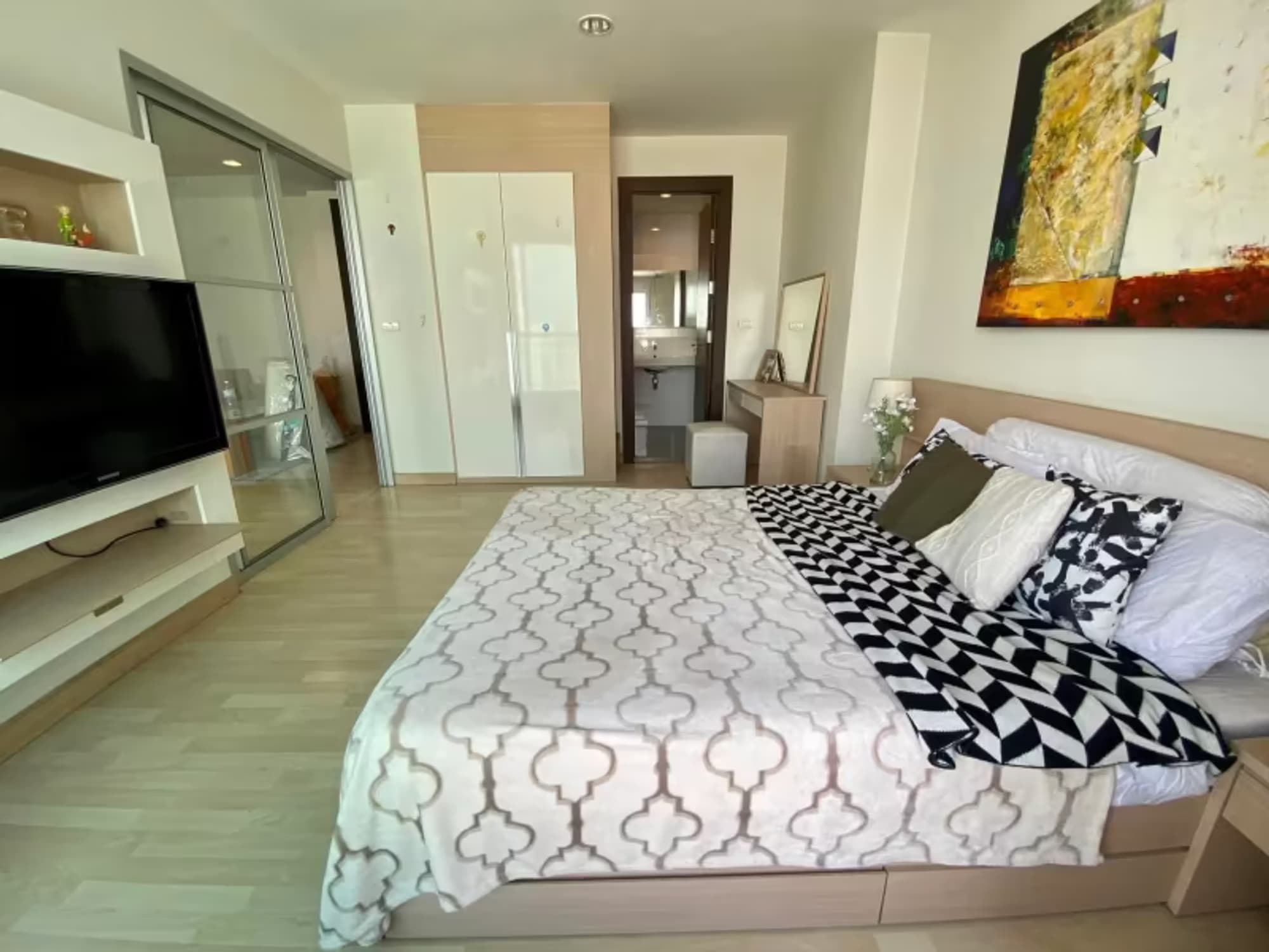1 Bedroom Condo - Image 4